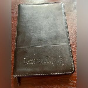 LEEDS “LESSONS OF THE LEGENDS” ENGRAVED BLACK LEATHER ZIP PORTFOLIO (9 1/2 x 6)